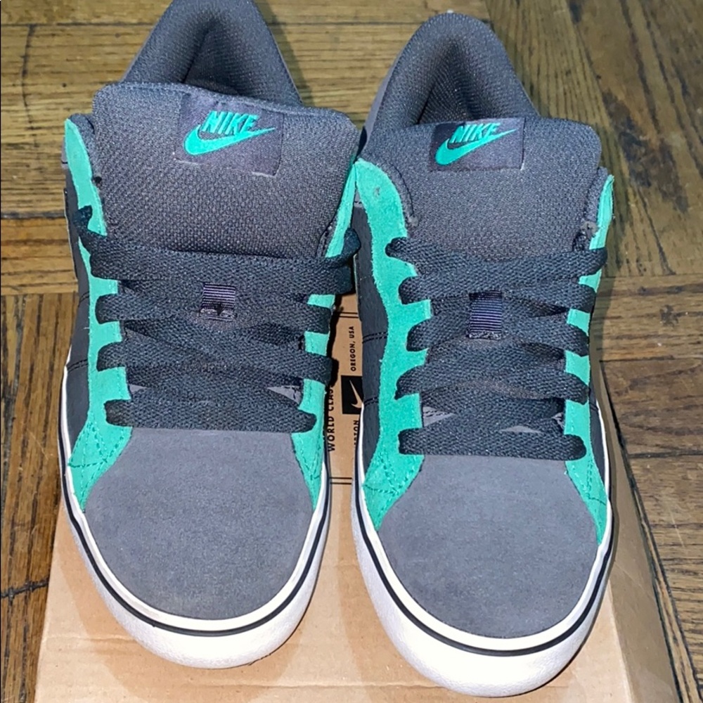 Nike low top sneakers 👟